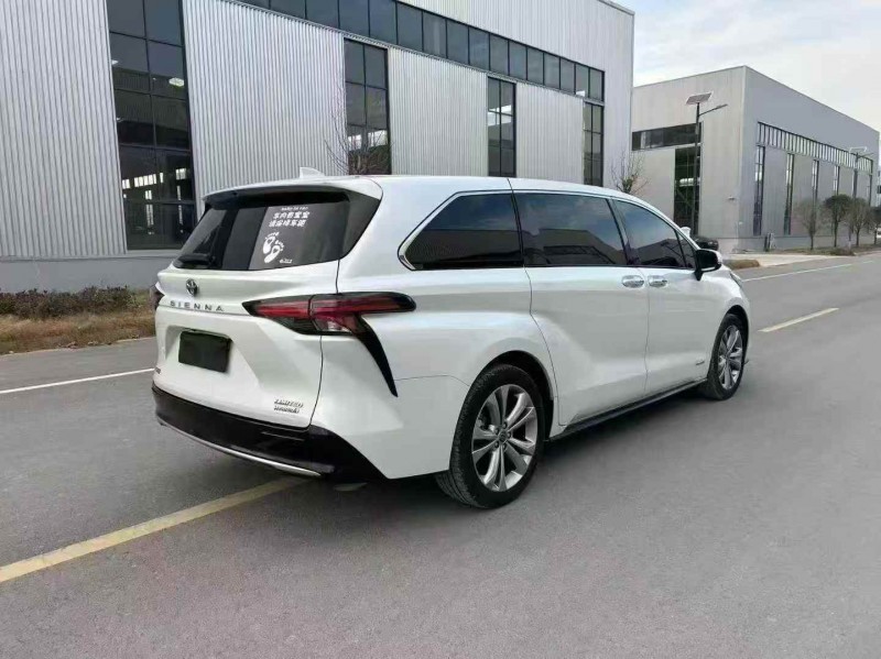 青岛23年丰田塞纳5