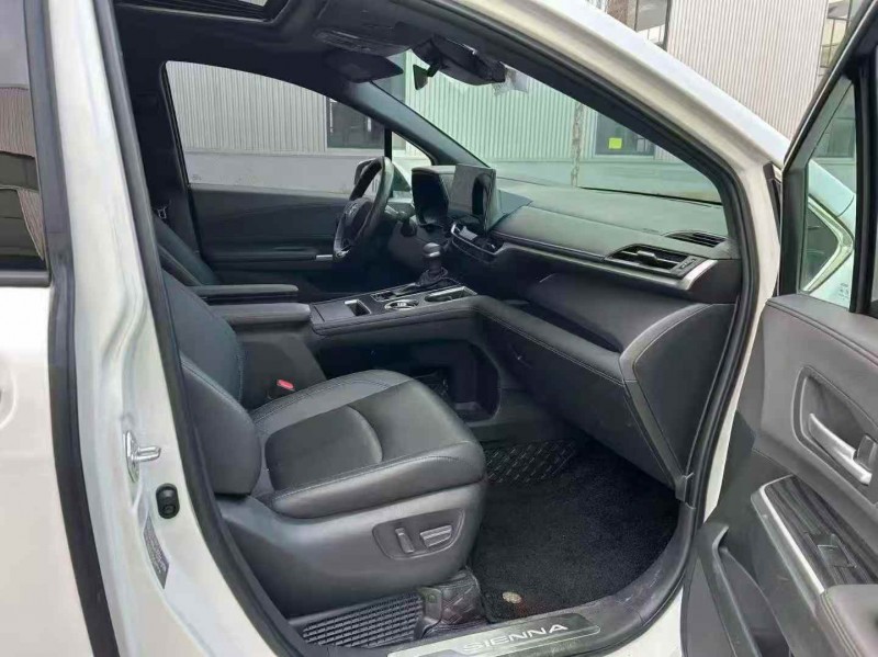 青岛23年丰田塞纳7