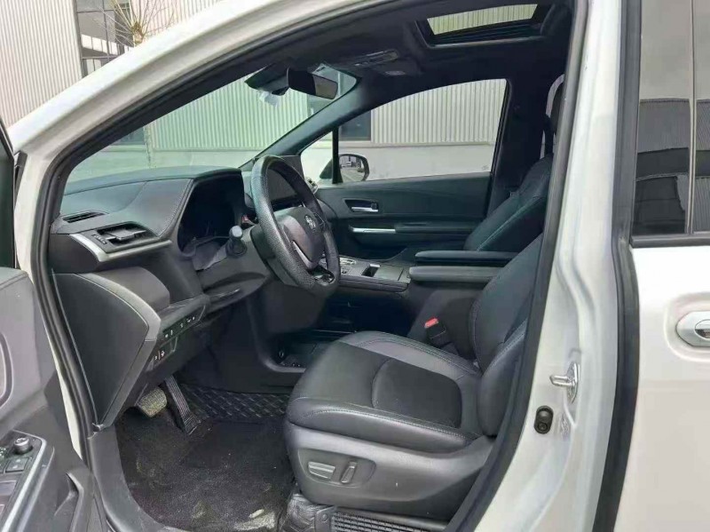 青岛23年丰田塞纳8