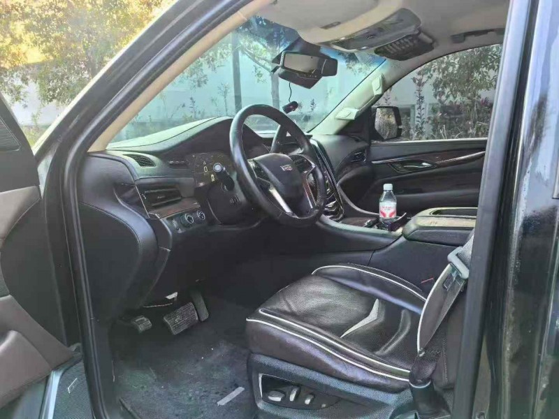 宜昌17年凯迪拉克凯雷德8