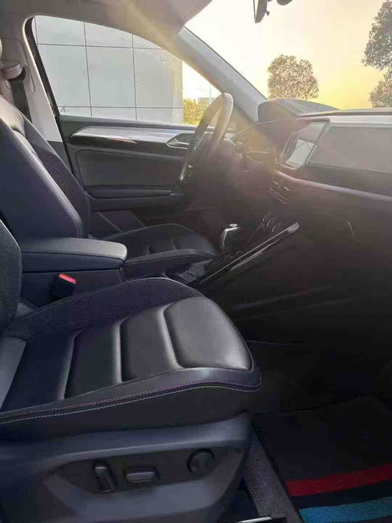 襄阳20年大众探岳8