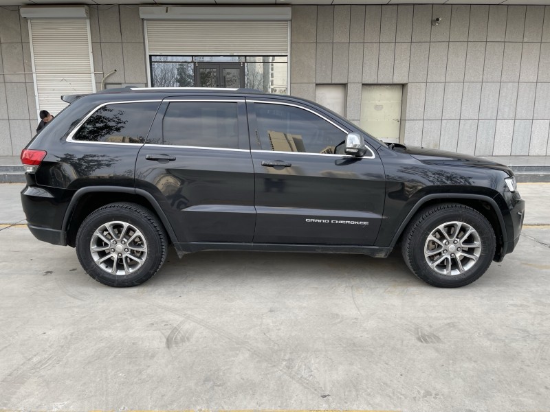 济宁16年Jeep大切诺基8