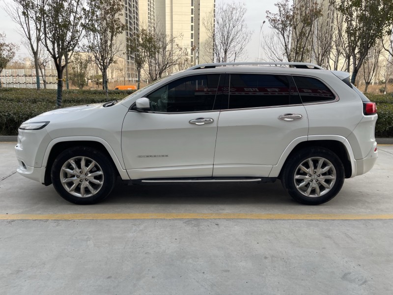 济宁18年Jeep自由光2