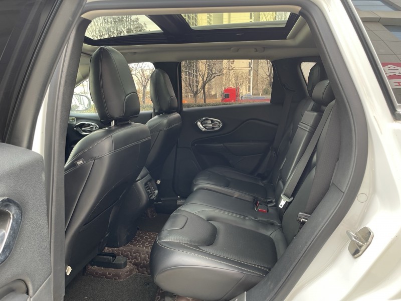 济宁18年Jeep自由光8