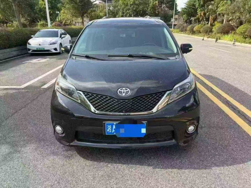 珠海17年丰田塞纳1