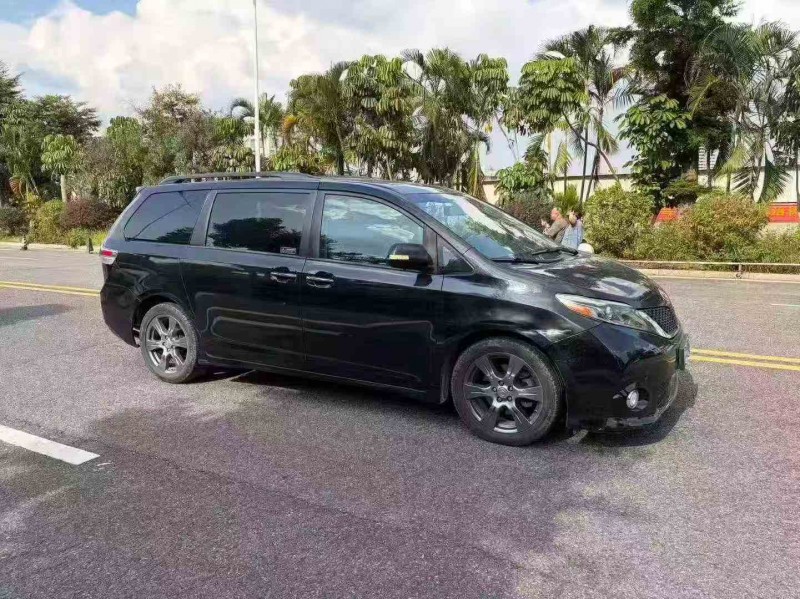 珠海17年丰田塞纳2