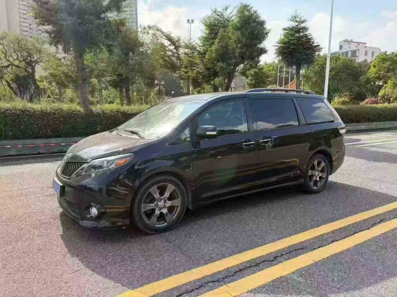 珠海17年丰田塞纳3