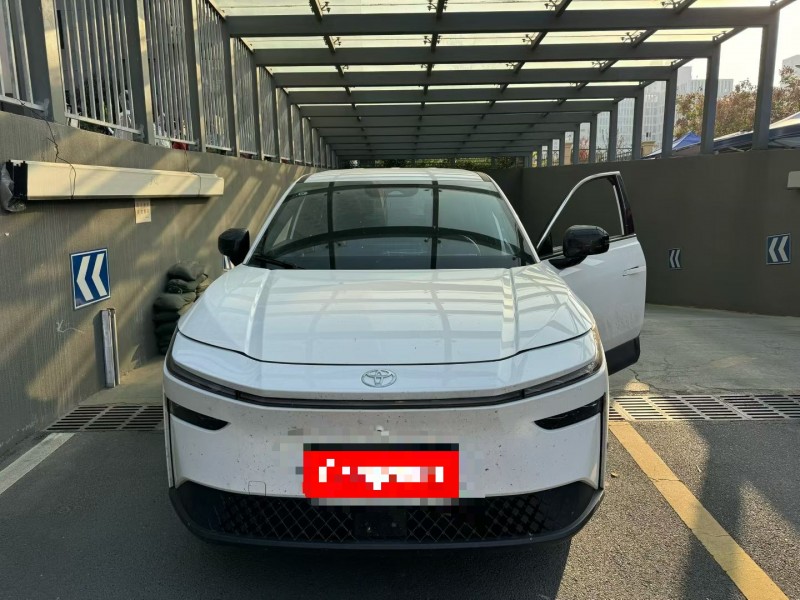 济宁25年丰田铂智1