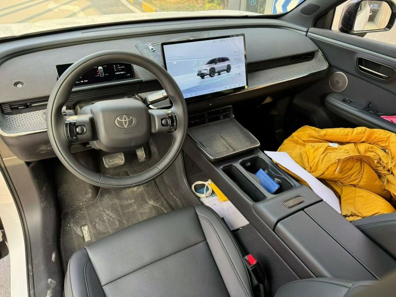 济宁25年丰田铂智5