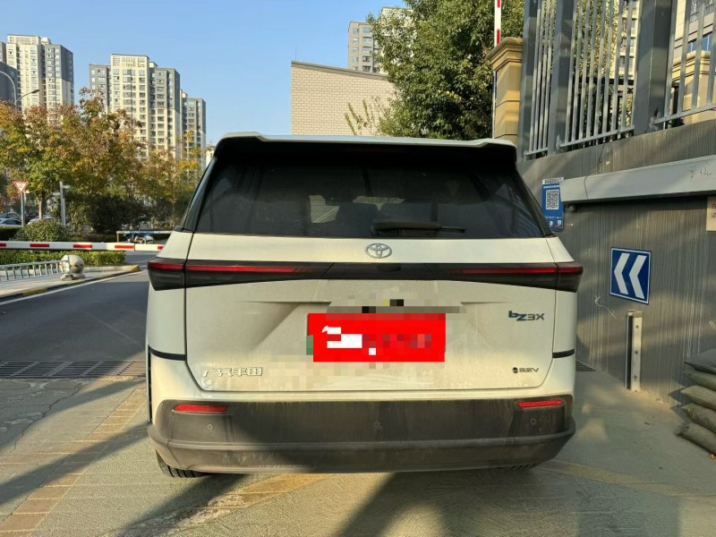 济宁25年丰田铂智8