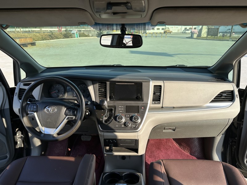 徐州16年丰田塞纳4