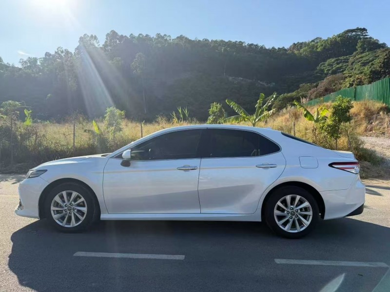 广州22年丰田凯美瑞8