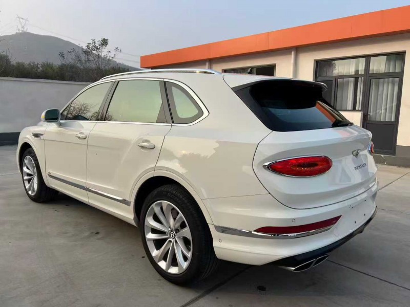 唐山21年宾利添越8