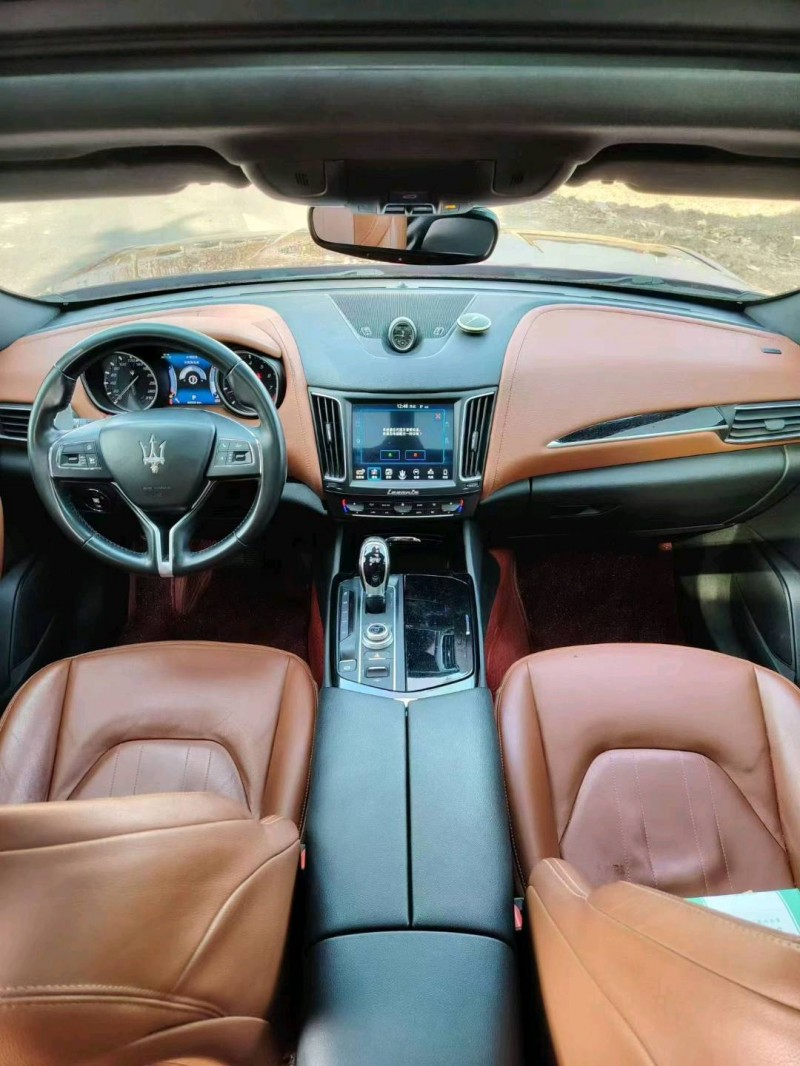 太原18年玛莎拉蒂Levante8