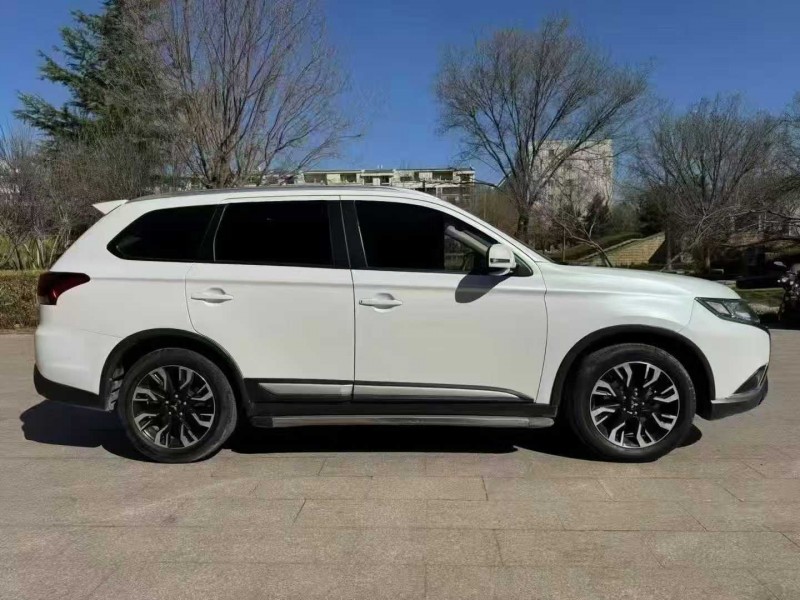 邢台19年三菱欧蓝德3