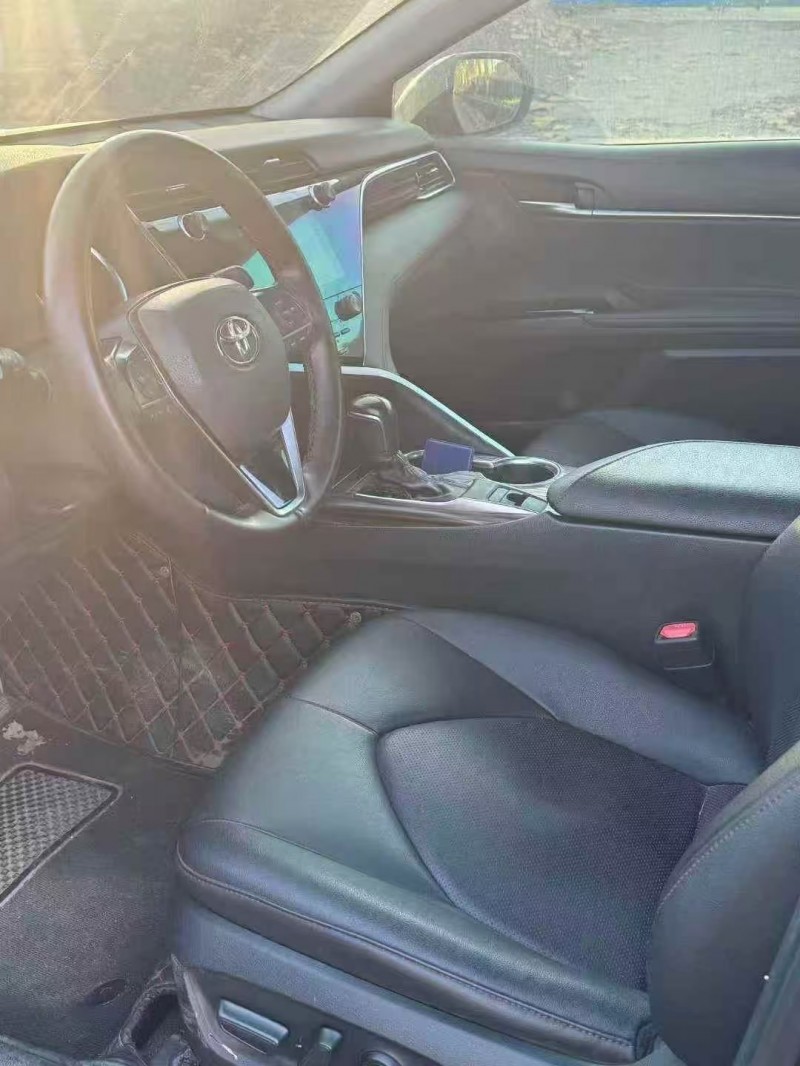 青岛19年丰田凯美瑞5