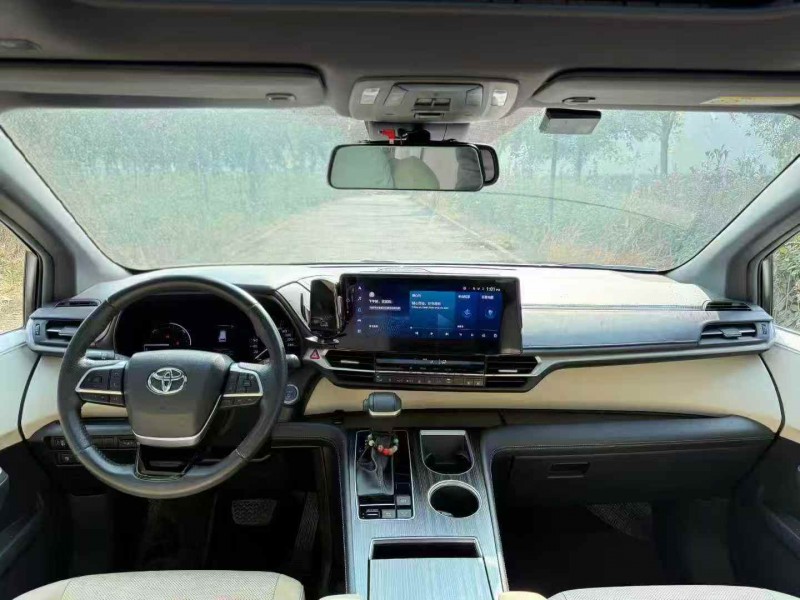 十堰22年丰田塞纳4