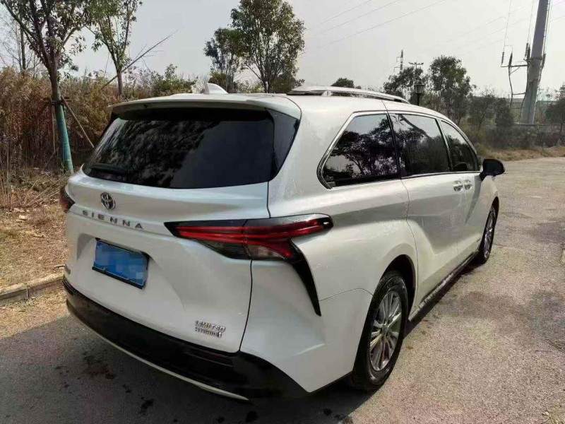 十堰22年丰田塞纳8