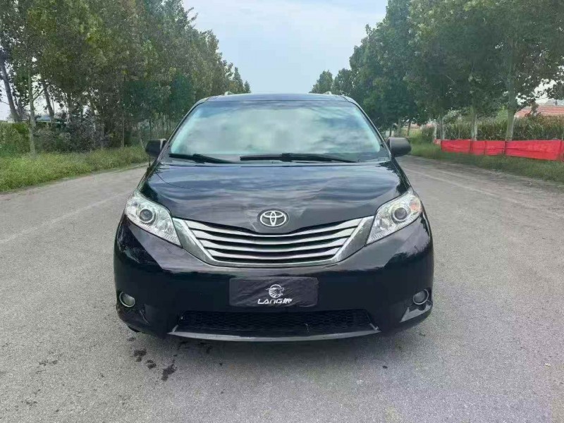 青岛17年丰田塞纳1