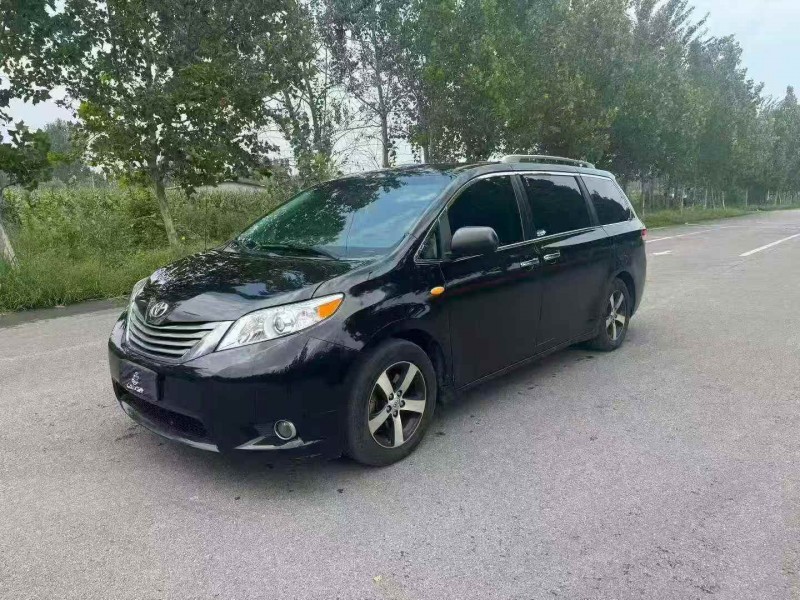 青岛17年丰田塞纳2