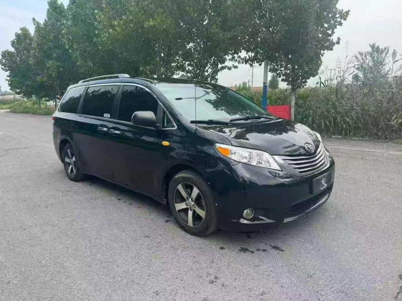 青岛17年丰田塞纳3