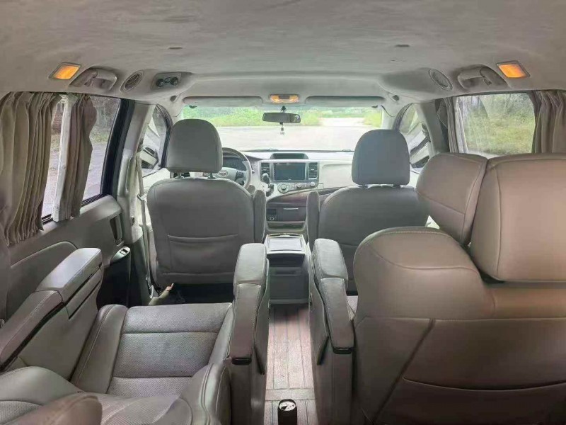 青岛17年丰田塞纳6