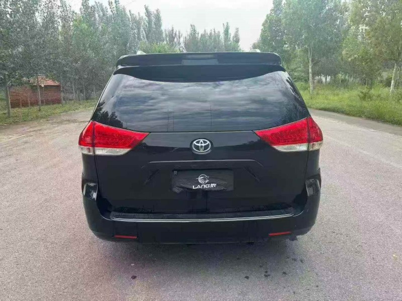 青岛17年丰田塞纳7