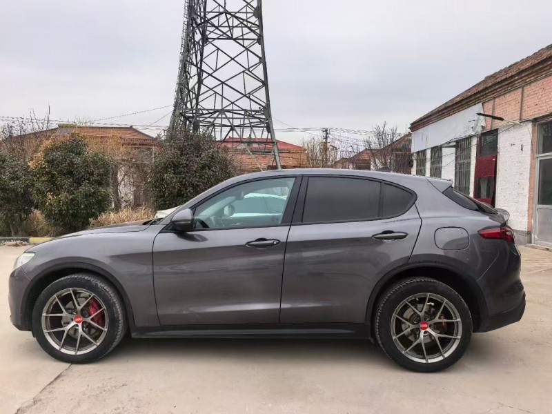 菏泽19年阿尔法·罗密欧Stelvio3