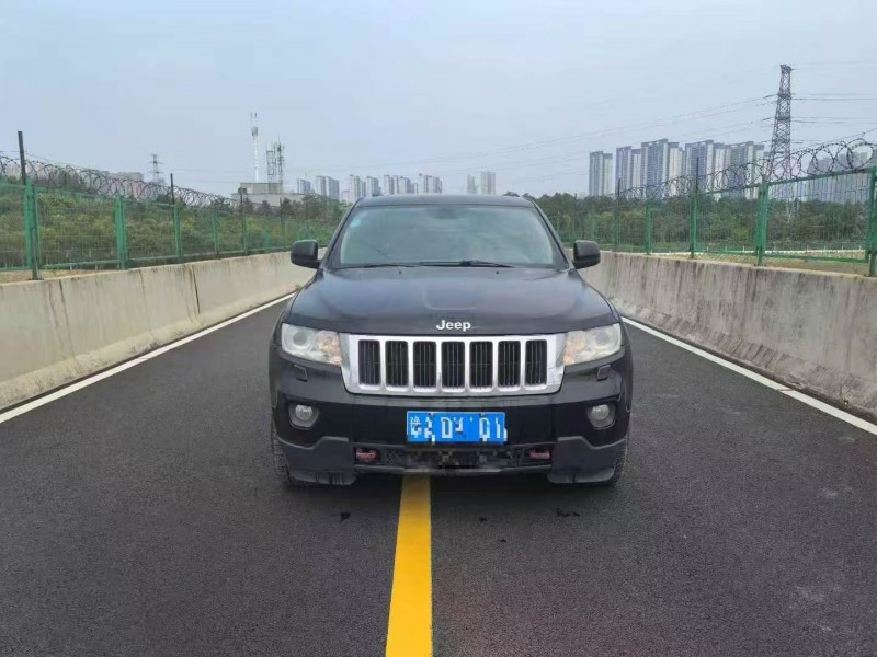 郑州13年Jeep大切诺基1