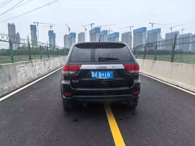 郑州13年Jeep大切诺基6
