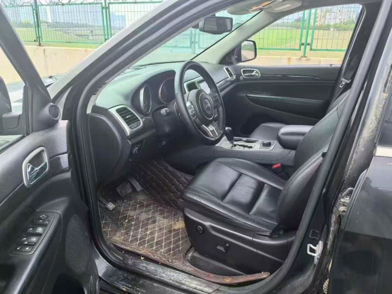 郑州13年Jeep大切诺基7