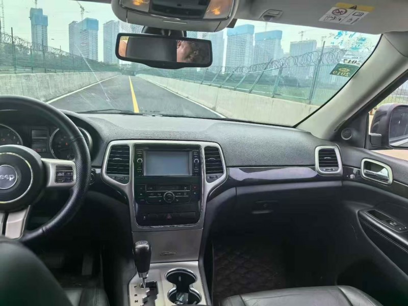 郑州13年Jeep大切诺基8
