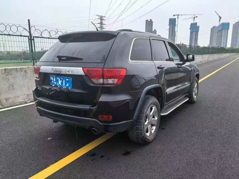 郑州13年Jeep大切诺基9