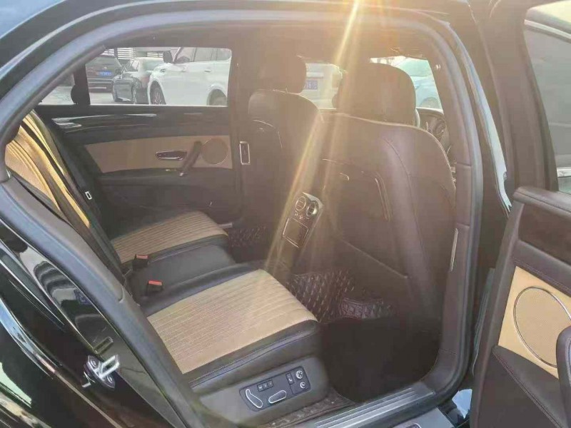 襄阳18年宾利飞驰4