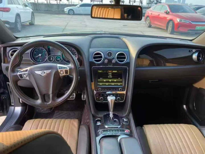 襄阳18年宾利飞驰5