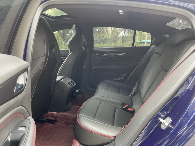 济宁21年别克君威6