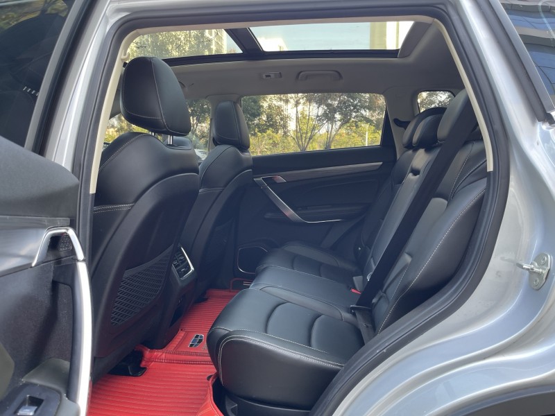 济宁20年吉利博越5