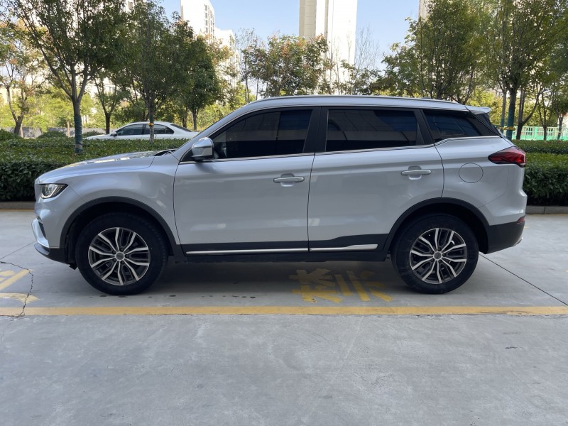 济宁20年吉利博越6