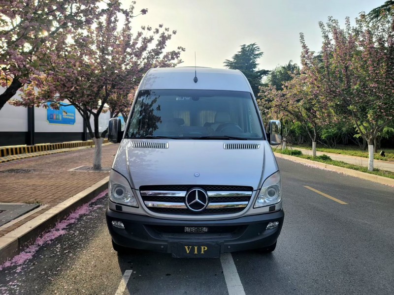 青岛17年奔驰斯宾特1