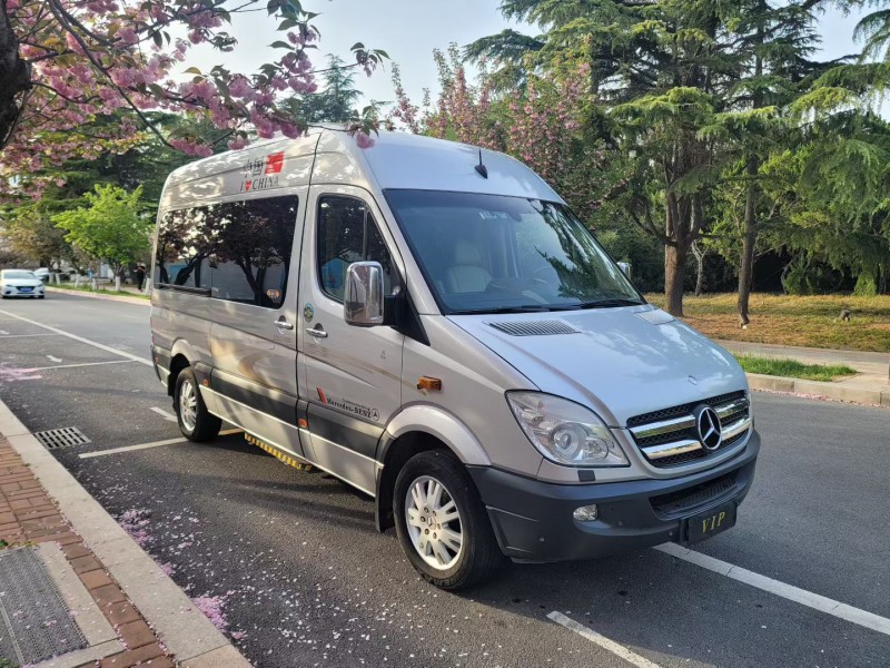 青岛17年奔驰斯宾特2