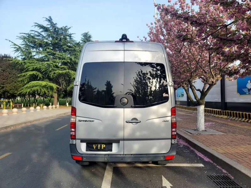 青岛17年奔驰斯宾特9