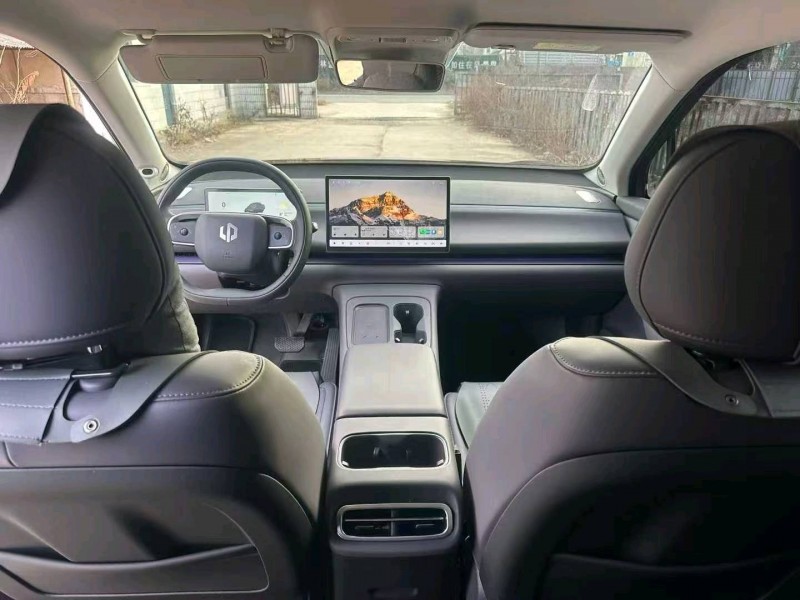 日照25年零跑汽车C108