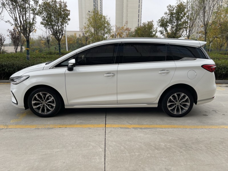 济宁21年比亚迪宋MAX7