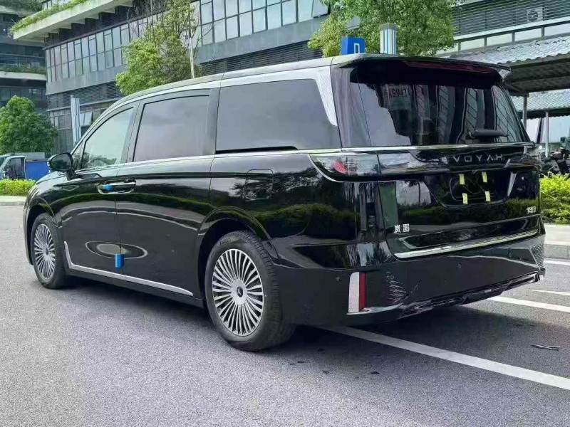 广州25年岚图汽车梦想家8