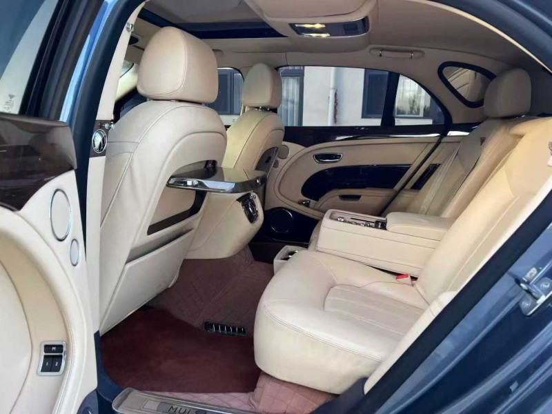 唐山15年宾利慕尚5