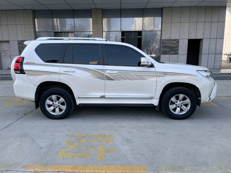 济宁18年丰田普拉多8