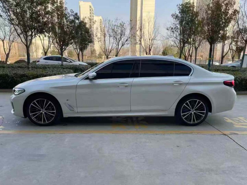 济宁22年宝马5系8