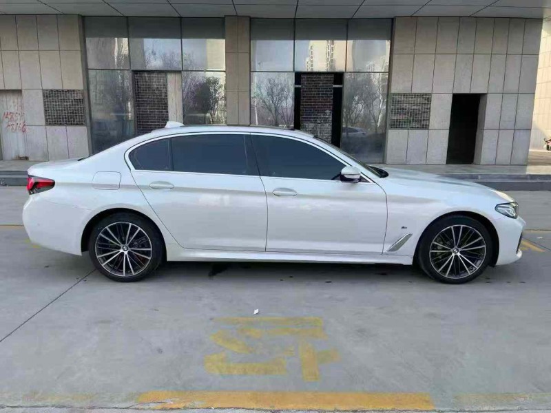 济宁22年宝马5系9