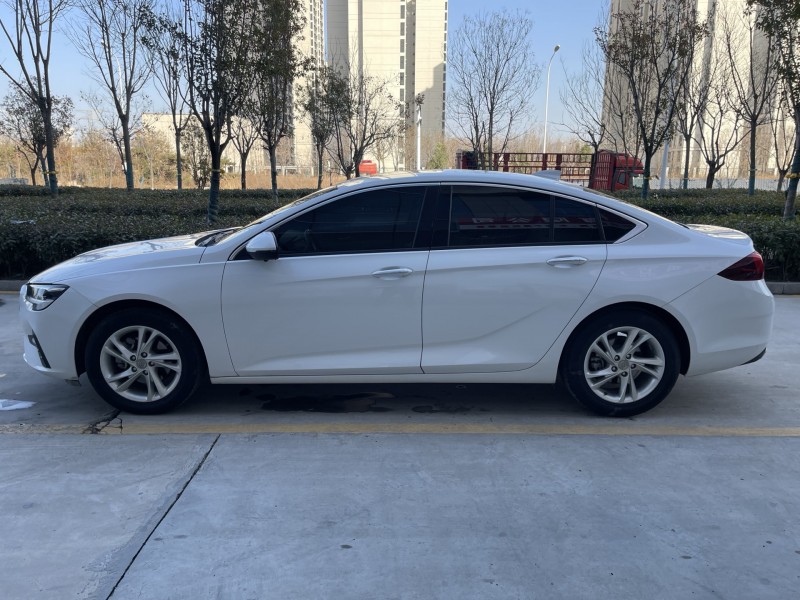 济宁21年别克君威4