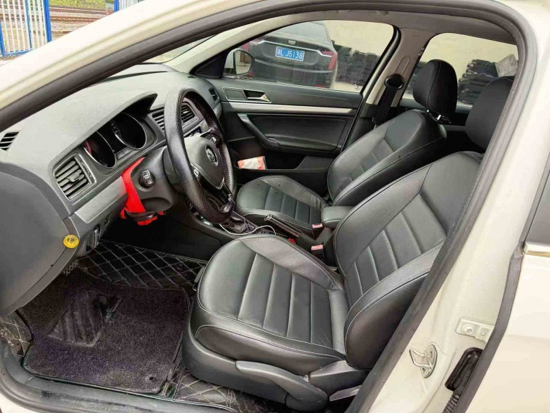 张家界18年大众朗行4